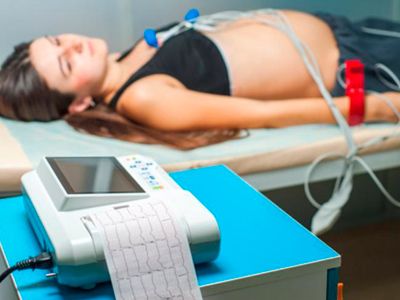 Mujer en un electrocardiograma